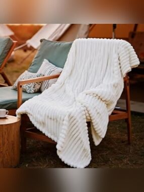 Bedsure GentleSoft Off-White Fleece Throw Blanket 50x60 NIB